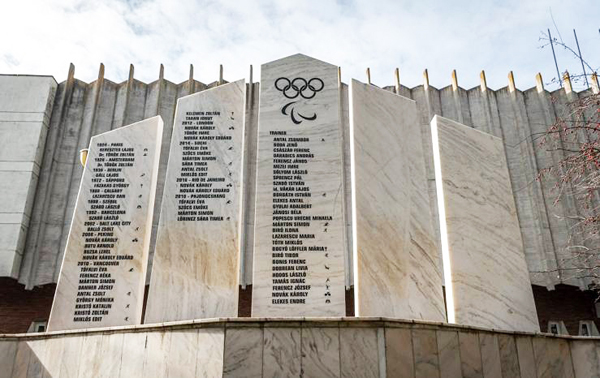 Olimpikonok emléktáblája Csíkszeredában. Kép: Halmágyi Zsolt