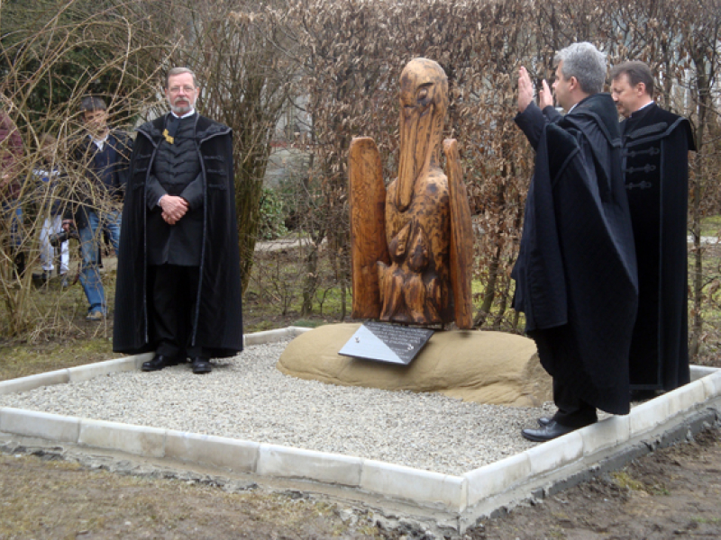 Pelikán-szobor a Duna-delta áldozatainak